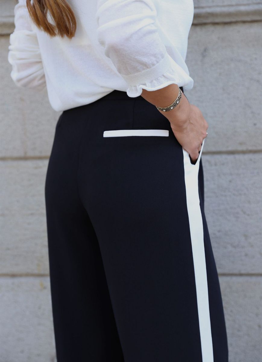 Siyah Yanları Şerit Detay Bol Paça Pantolon   resmi