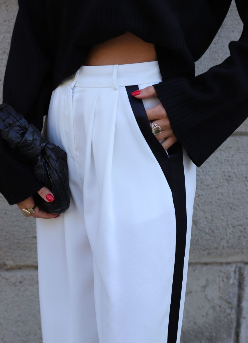 Beyaz Yanları Şerit Detay Bol Paça Pantolon   resmi