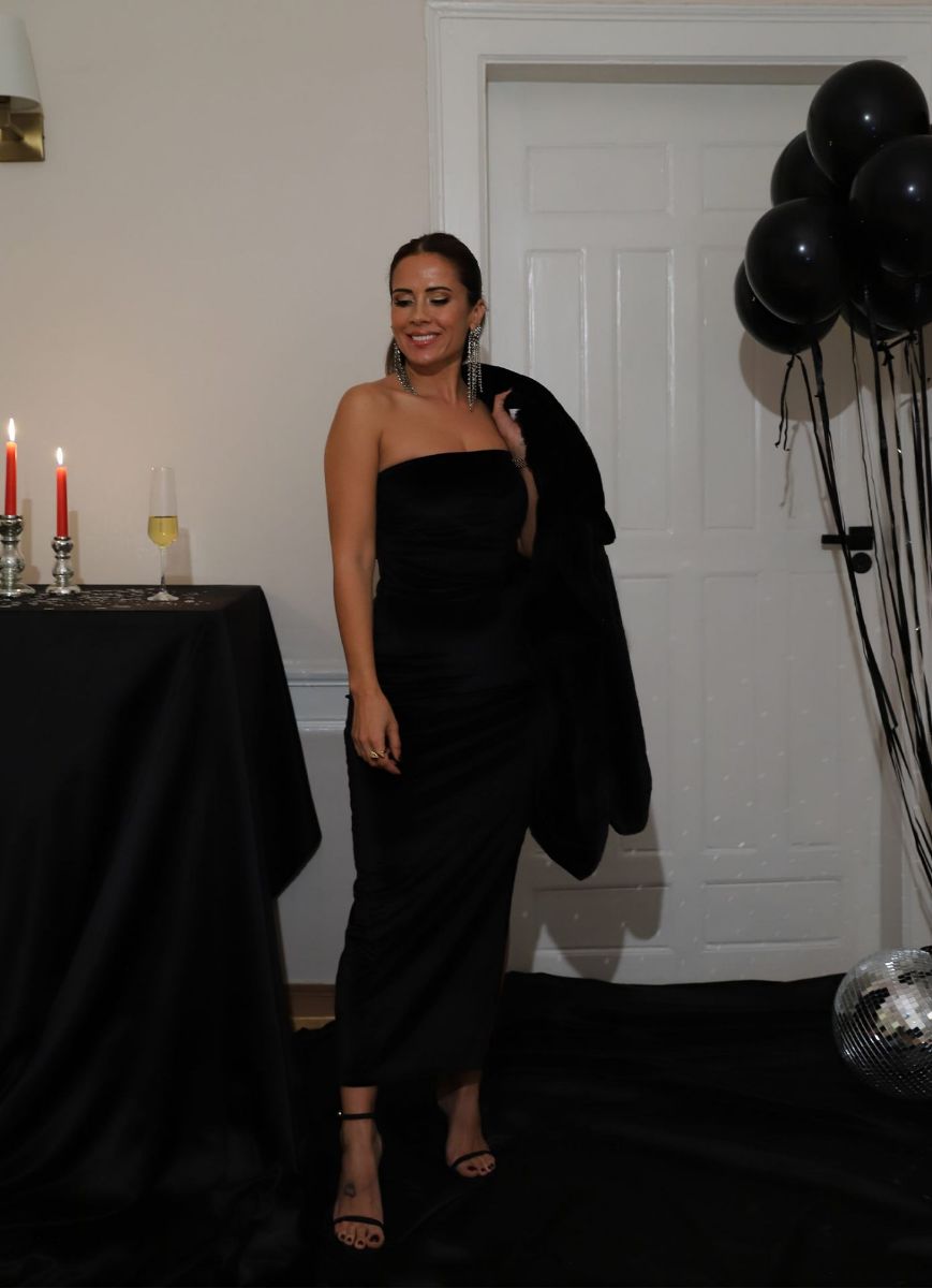 Siyah Drape Detay Straplez Yırtmaçlı Kadife Elbise   resmi