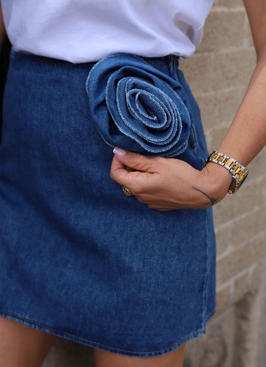 Mavi Gül Broş Detay Mini Jean Etek   resmi