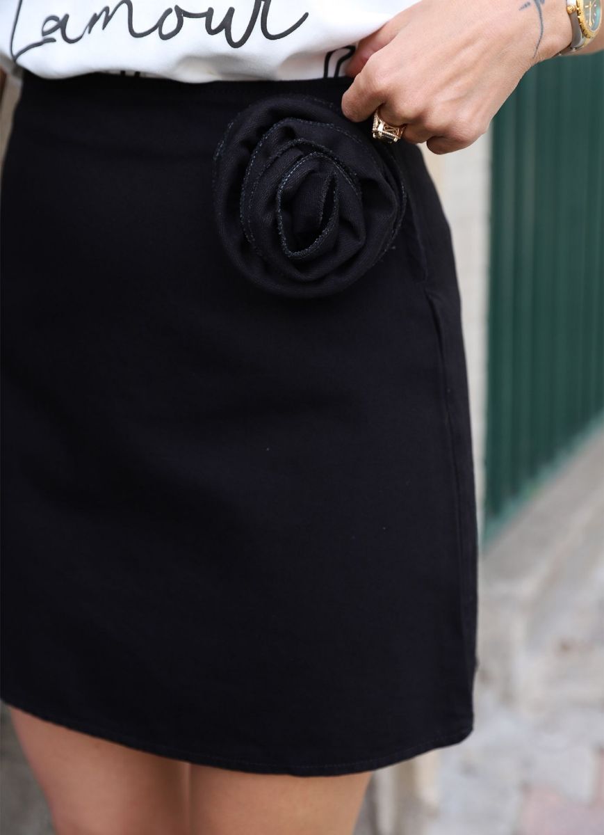 Siyah Gül Broş Detay Mini Jean Etek   resmi